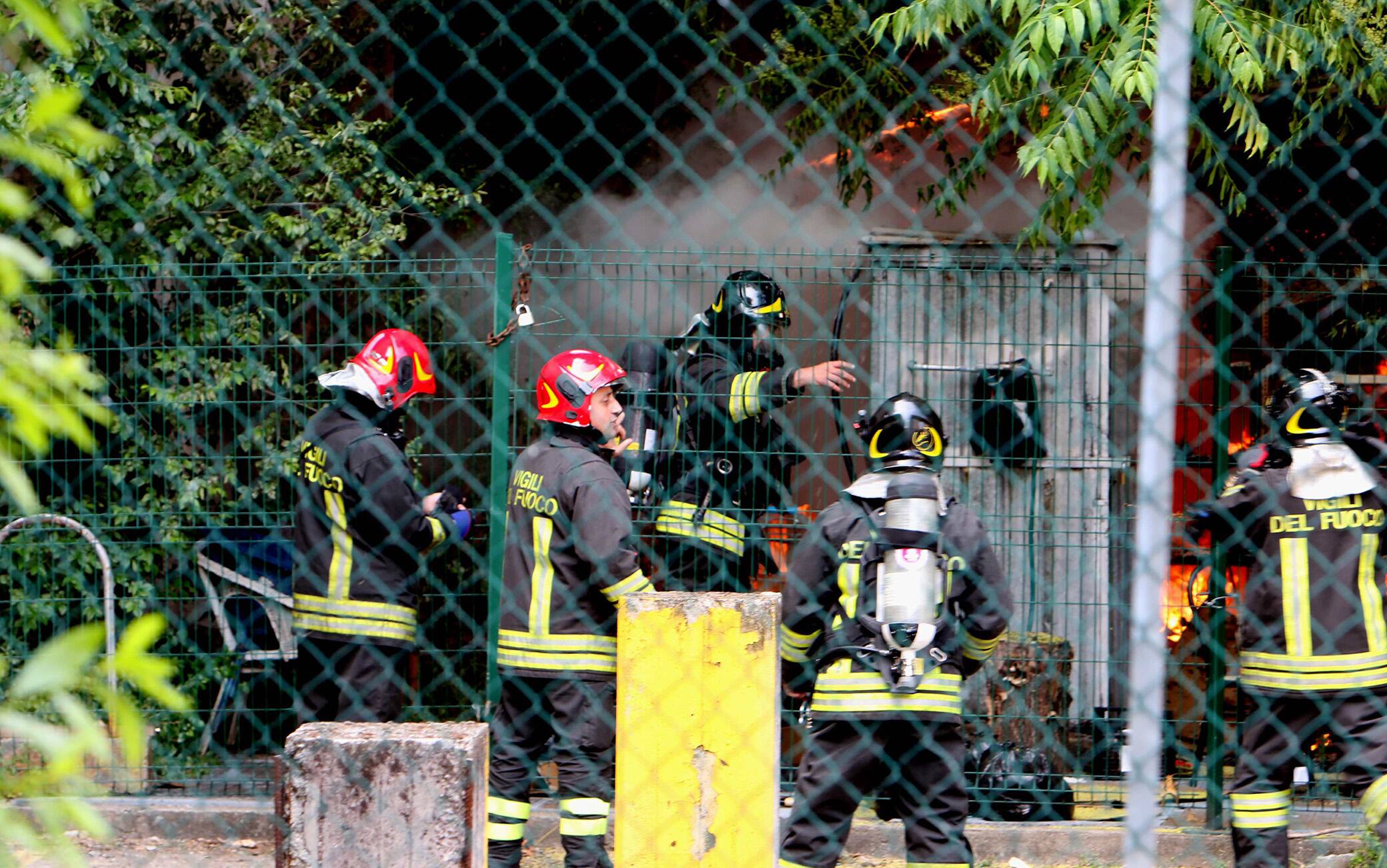 MILANO 02062021 INCENDIO FORSE DOLOSO  VIA SCALDASOLE ANSA / PAOLO SALMOIRAGO