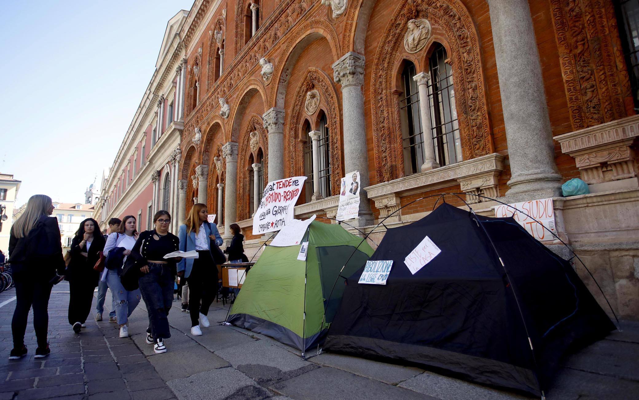 Caro Affitti, Gli Studenti Tornano In Tenda Davanti Alle Università ...