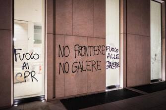 Grossi petardi e bombe carta sono stati lanciati dal corteo di anarchici in corso a Torino, 04 marzo 2023. Atti vandalici contro numerosi e edifici e negozi, chiusi per indicazione delle forze dell'ordine. Distrutto il lunotto di un'auto con un tombino in ghisa divelto.
ANSA/TINO ROMANO