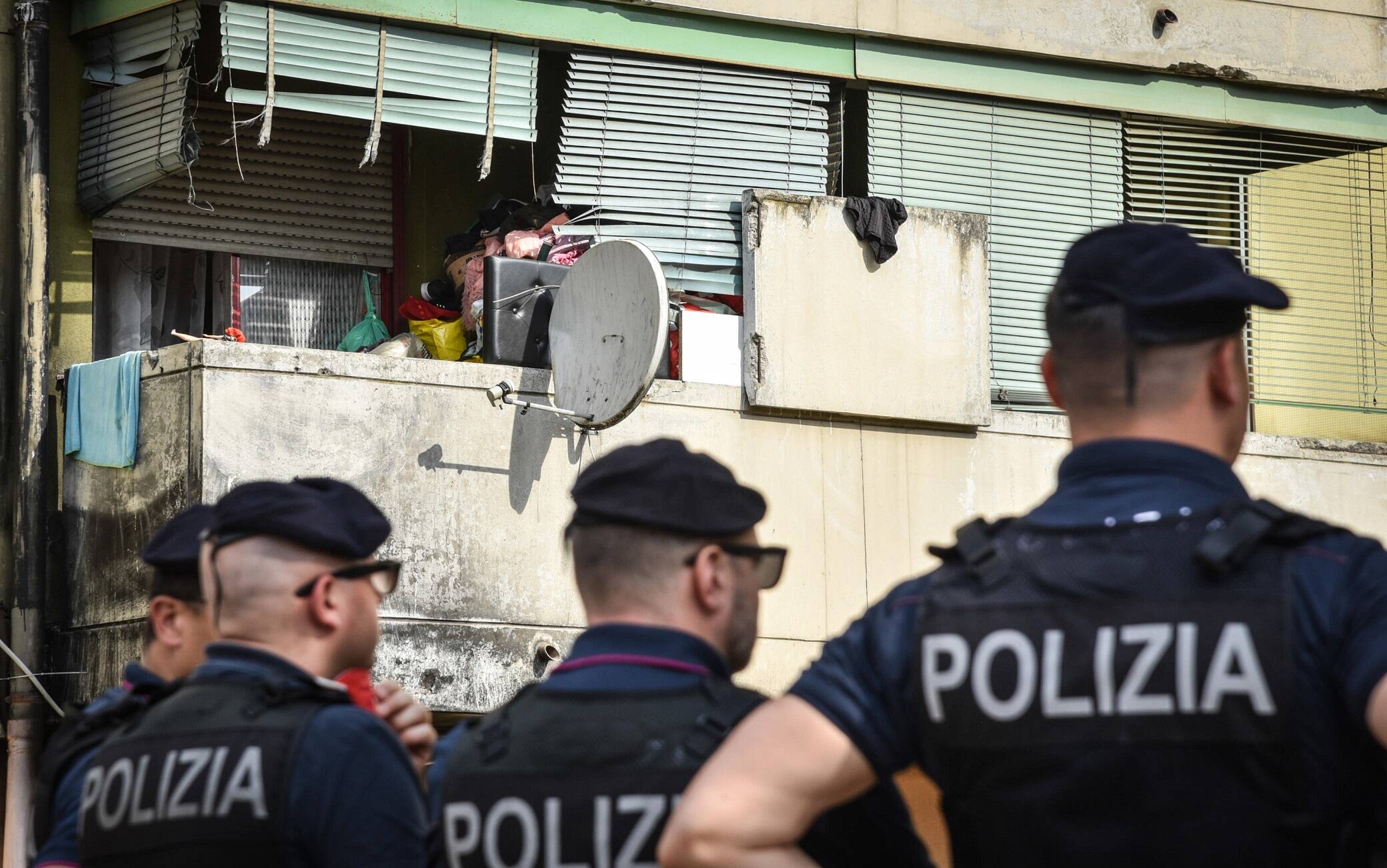 Sono otto, al momento, le perquisizioni in corso a Milano nelle case popolari in via Bolla, dove il 10 giugno scorso si è verificata una maxi rissa tra abitanti rom e italiani, 17 giugno 2022. Cinque sono quelle delegate dall'autorità giudiziaria alla Polizia di Stato, e altre sono in corso di iniziativa da parte degli investigatori. Contestualmente sono in corso anche cinque sgomberi, al momento limitati ai nuclei familiari dove si trovano indagati perquisiti, che sono stati portati in Questura per accertamenti. Secondo quanto appreso sul posto, sono state trovate mazze, bastoni e qualche coltello, ma non armi da fuoco.
ANSA/ MATTEO CORNER