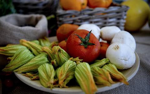  Pomodori, fiori di zucca e funghi tra i prodotti della dieta Mediterranea.
ANSA / CIRO FUSCO