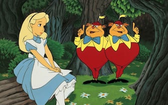 ALICE WITH TWEEDLEDEE AND TWEEDLEDUM
in Alice In Wonderland
Filmstill - Editorial Use Only
Ref: FB
sales@capitalpictures.com
www.capitalpictures.com
Supplied by Capital Pictures
