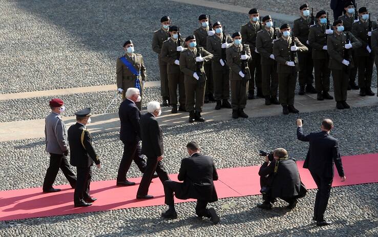 Italian President Sergio Mattarella (L) welcomes German President Frank-Walter Steinmeier (R) at palazzo Reale in Milan, 17 September 2020.
ANSA / MATTEO BAZZI