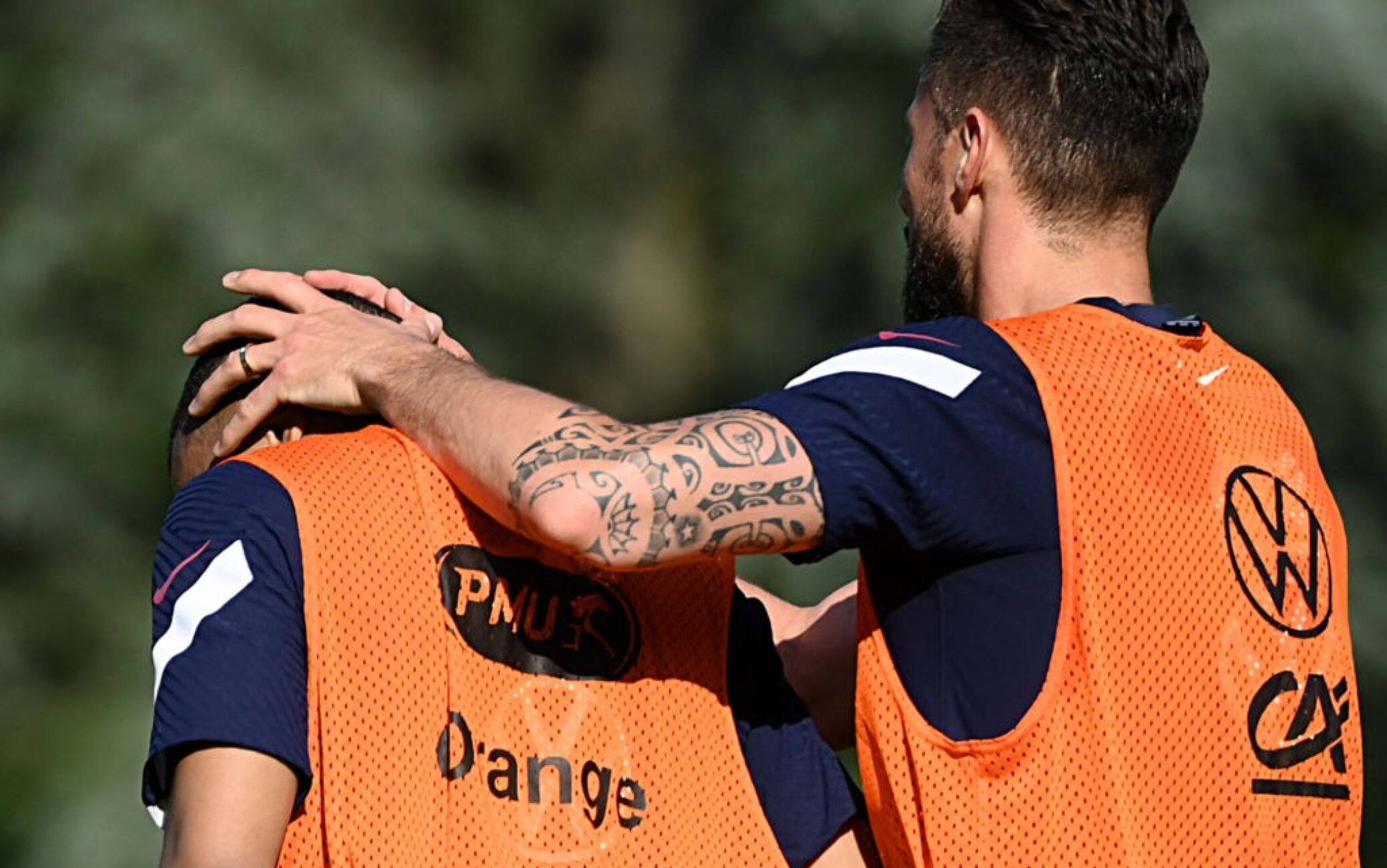 L'abbraccio Giroud-Mbappé in allenamento