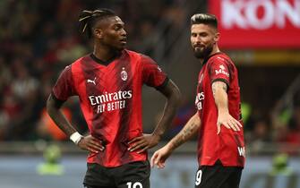 MILAN, ITALY - OCTOBER 22: Rafael Leao and Olivier Giroud of AC Milan look on during the Serie A TIM match between AC Milan and Juventus FC at Stadio Giuseppe Meazza on October 22, 2023 in Milan, Italy. (Photo by Marco Luzzani/Getty Images)