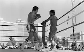 LAS VEGAS - SEPTEMBER 26,1981: Roberto Duran (R) throws a punch against Luigi Minchillo during the fight at Caesars Palace in Las Vegas, Nevada. Roberto Duran won by a UD 10. (Photo by: The Ring Magazine via Getty Images) 