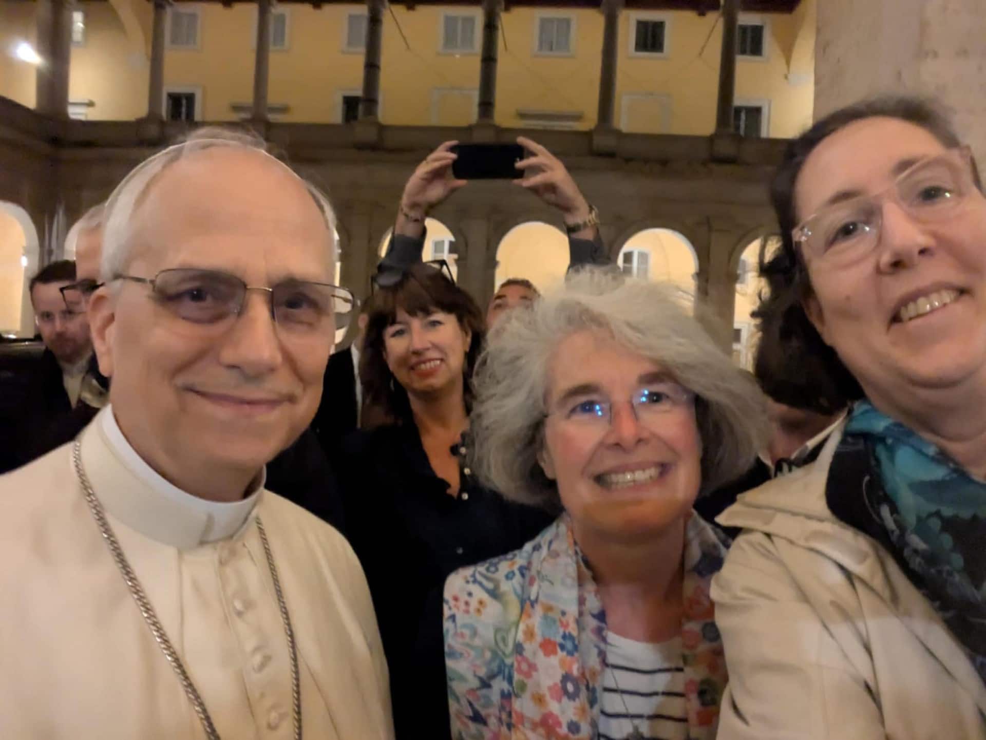 Il Papa, da poco eletto, incontra alcuni fedeli
