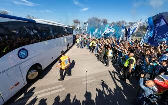 The arrival of Napoli's bus at the training center in Castelvolturno, the day after Napoli clinched their third-ever Serie A league title, Italy, 05 May 2023. Napoli the previous evening clinched the Scudetto with five games to spare after the away match result gave them an unassailable 16-point lead at the top of the table. It was the third Italian championship title in the history of the Naples side, and their first since 1990, when late soccer great Diego Maradona played for them.   ANSA/CESARE ABBATE