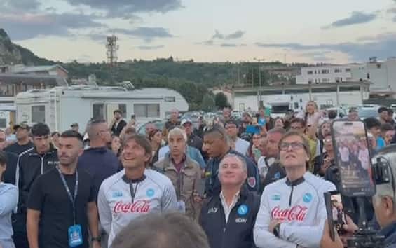 https://static.sky.it/editorialimages/0c4b6362104aa7fa26e1206efc2ab6bf4cfb7493/skysport/it/calcio/serie-a/video/2025/07/31/napoli-conte-fuochi-artificio-compleanno-video-1027147/sky_sport_conte_napoli.jpg?im=Resize,width=565