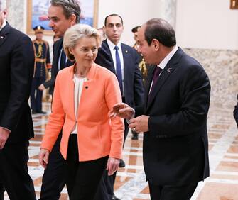 epa11226711 A handout photo made available by the Egyptian Presidency shows Egyptian President Abdel Fattah al-Sisi (R) and  European Commission President Ursula von der Leyen walk together after their meeting at Al-Ittihadiya palace in Cairo, Egypt, 17 March 2024. EU European Commission President along with the leaders of Italy, Greece, Belgium, Austria, and Cyprus, is in Egypt to sign a deal on greater cooperation on migration worth 7.4 billion euros until 2027. After last year's deal with Tunisia, this is the second agreement signed by the European Union to curb migration.  EPA/EGYPTIAN PRESIDENTIAL OFFICE / HANDOUT   HANDOUT EDITORIAL USE ONLY/NO SALES HANDOUT EDITORIAL USE ONLY/NO SALES