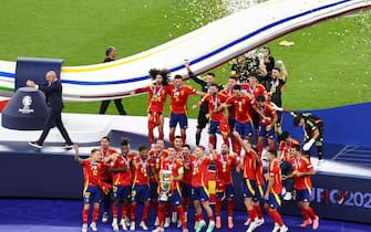 epa11479004 Players of Spain celebrate after winning the UEFA EURO 2024 final soccer match between Spain and England, in Berlin, Germany, 14 July 2024.  EPA/HANNIBAL HANSCHKE