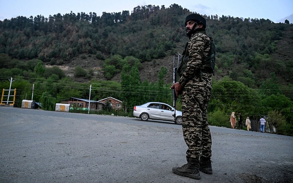 Guardie sul luogo dell'attentato in Kashmir An Indian paramilitary personnel stands guard near Pahalgam, south of Srinagar, on April 22, 2025, following an attack. At least 24 people were killed in Indian-administered Kashmir when gunmen opened fire on tourists on April 22, a senior police officer told AFP, with authorities calling it the worst attack on civilians in years. Prime Minister Narendra Modi decried the "heinous act" in the summer retreat of Pahalgam, pledging the attackers "will be brought to justice". (Photo by Tauseef MUSTAFA / AFP) (Photo by TAUSEEF MUSTAFA/AFP via Getty Images)