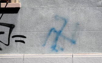 Milano, Quartiere Stadera, scritte fasciste e razziste svastiche sui muri delle case popolari (Maurizio Maule/Fotogramma, Milano - 2020-08-25) p.s. la foto e' utilizzabile nel rispetto del contesto in cui e' stata scattata, e senza intento diffamatorio del decoro delle persone rappresentate