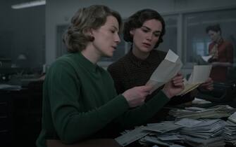 (L-R): Carrie Coon as Jean Cole and Keira Knightley as Loretta McLaughlin in 20th Century Studios' BOSTON STRANGLER, exclusively on Hulu. Photo by Claire Folger. © 2022 20th Century Studios. All Rights Reserved.
