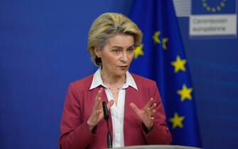 epa09737983 European Commission President Ursula von der Leyen speaks during a media conference on the Chips Act at EU headquarters in Brussels, Belgium, 08 February 2022.  The European Union is announcing a massive 48 billion US dollar plan to become a major microchip producer and wean itself off its dependency on Asian markets in the strategic sector that drives anything from cars to game consoles.  EPA/VIRGINIA MAYO / POOL