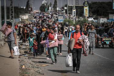 GAZA CITY, GAZA - NOVEMBER 11: Palestinians including injured people leave their homes to escape Israel's bombardments to reach southern part of the city in Gaza City, Gaza on November 11, 2023. (Photo by Belal Khaled/Anadolu via Getty Images)