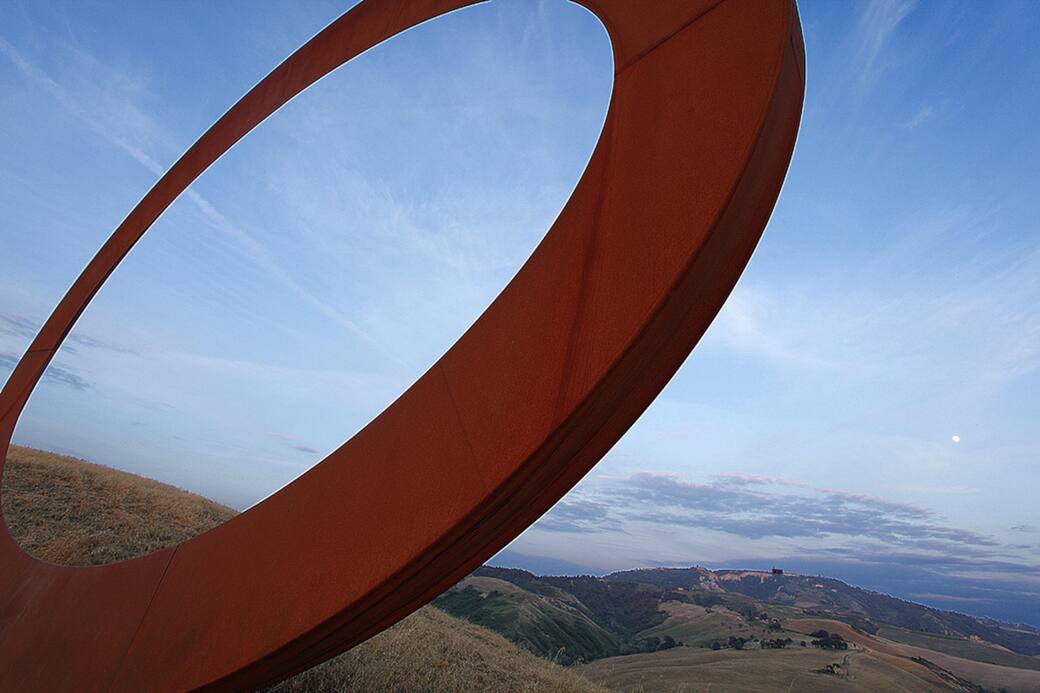 Scultura_di_Mauro_Staccioli._Photo_Consorzio_Turistico_Volterra.jpeg