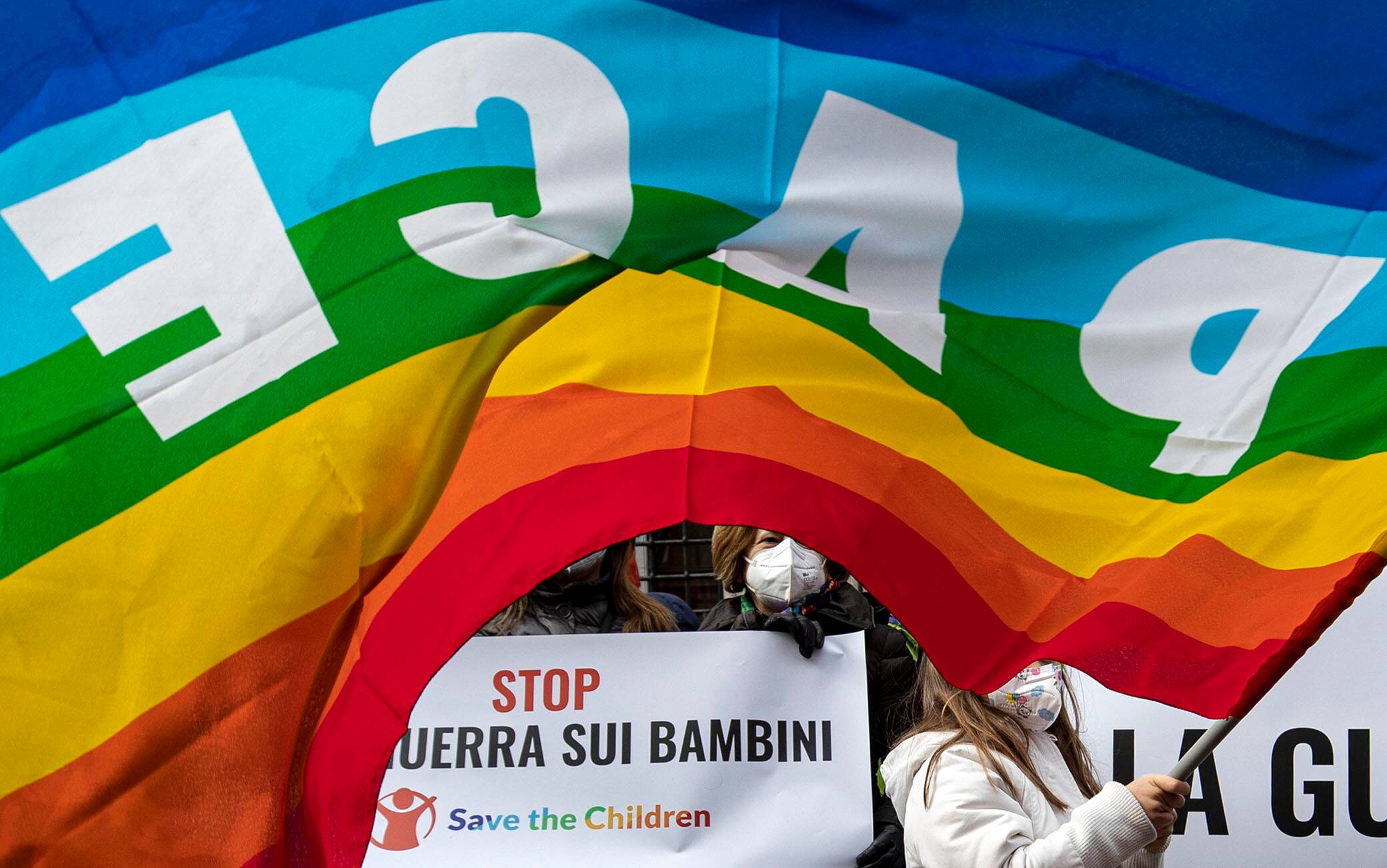 People take part in a demonstration asking peace in the world, in Rome, Italy, 26 February 2022. Ukrainian and Italian nationals gathered to? show support for Ukraine and protest against the Russian invasion. 
ANSA/MASSIMO PERCOSSI