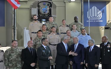 epa10068849 US President Joe Biden (3- R) and Israeli Defence Minister Benny Gantz (C), tour Israel's Iron Beam defence system at Ben Gurion Airport near Tel Aviv , Israel, 13 July 2022, with caretaker Prime Minister Yair Lapid (2- R), Israeli expert on technology and innovation Daniel Gold (2- L), Israeli army Chief of Staff Aviv Kohavi (3- L) and US Defence Attache in Israel, Brigadier General Shawn A. Harris (R).  EPA/GIL COHEN-MAGEN / POOL