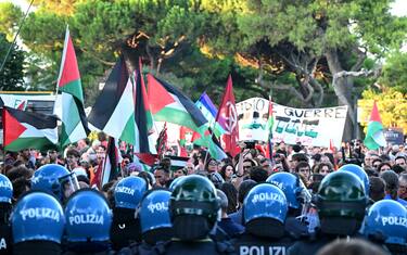 Anti-riot policemen face protesters at the end of a march in support of Gaza and Palestinian people at Venice Lido during the 82nd Venice International Film Festival, on August 30, 2025. (Photo by Stefano RELLANDINI / AFP)