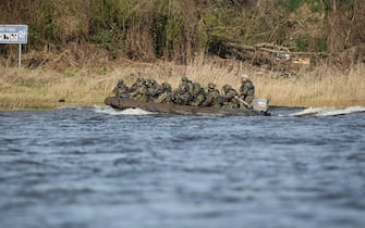 Czech Army soldiers cross the Elbe River in a rubber speedboat during the international military exercise "Wettiner Schwert 2024" (Wettin Sword 2024) in Hohengoehren, near Tangermunde, eastern Germany, on March 26, 2024. The NATO exercise "Wettiner Schwert 2024" is part of the "Quadriga 2024" exercise of the German armed forces Bundeswehr. (Photo by Ronny HARTMANN / AFP)