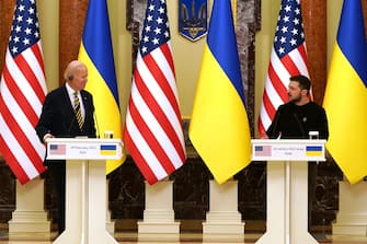 TOPSHOT - US President Joe Biden (L) and Ukrainian President Volodymyr Zelensky (R) attend a press conference in Kyiv on February 20, 2023. - US President Joe Biden promised increased arms deliveries for Ukraine during a surprise visit to Kyiv on February 20, 2023, in which he also vowed Washington's "unflagging commitment" in defending Ukraine's territorial integrity. (Photo by Dimitar DILKOFF / AFP)