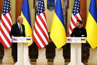 TOPSHOT - US President Joe Biden (L) and Ukrainian President Volodymyr Zelensky (R) attend a press conference in Kyiv on February 20, 2023. - US President Joe Biden promised increased arms deliveries for Ukraine during a surprise visit to Kyiv on February 20, 2023, in which he also vowed Washington's "unflagging commitment" in defending Ukraine's territorial integrity. (Photo by Dimitar DILKOFF / AFP)