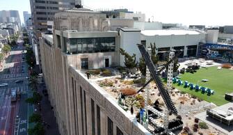 SAN FRANCISCO, CALIFORNIA - JULY 31: Workers start to dismantle a large X logo on the roof of X headquarters on July 31, 2023 in San Francisco, California. Just over 48 hours after a large X logo with bright pulsating lights was installed on the roof of X headquarters in San Francisco, workers dismantled the structure on Monday morning. The city of San Francisco opened a complaint and launched an investigation into the structure and residents in neighboring buildings complained of the sign's bright strobe lights.   Justin Sullivan/Getty Images/AFP (Photo by JUSTIN SULLIVAN / GETTY IMAGES NORTH AMERICA / Getty Images via AFP)