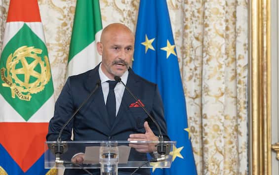 https://static.sky.it/editorialimages/0c96bf64f44c30dbc0df4fe006e2f4db80286385/skysport/it/calcio/coppa-italia/video/2025/05/13/milan-bologna-italiano-discorso-mattarella/italiano_discorso_coppa_italia_ansa.jpg?im=Resize,width=565