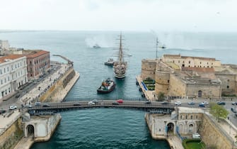 arrivo dell'Amerigo Vespucci a Taranto (credit: Andrea Modica)