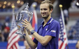 epa09464637 Daniil Medvedev of Russia holds up the championship trophy after defeating Novak Djokovic of Serbia in the men's final match on the fourteenth day of the US Open Tennis Championships at the USTA National Tennis Center in Flushing Meadows, New York, USA, 12 September 2021. The US Open runs from 30 August through 12 September.  EPA/JUSTIN LANE  EPA-EFE/JUSTIN LANE