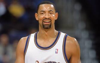 28 Nov 2000:  Juwan Howard #5 of the Washington Wizards looks questionably about a call during the game against the Atlanta Hawks at the MCI Center in Washington, D.C. The Hawks defeated the Wizards 102-75.    NOTE TO USER: It is expressly understood that the only rights Allsport are offering to license in this Photograph are one-time, non-exclusive editorial rights. No advertising or commercial uses of any kind may be made of Allsport photos. User acknowledges that it is aware that Allsport is an editorial sports agency and that NO RELEASES OF ANY TYPE ARE OBTAINED from the subjects contained in the photographs.Mandatory Credit: Doug Pensinger  /Allsport