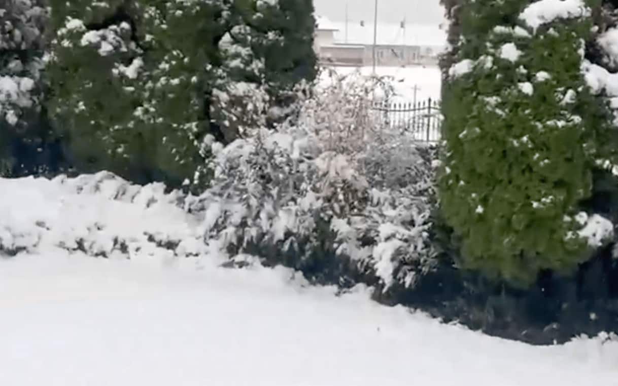 prima neve a bergamo problemi alla circolazione dei treni video