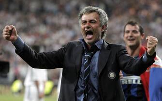 L'ex allenatore dell'Inter, Jose' Mourinho, esulta dopo aver conquistato la Champions League al termine della finale contro il Bayern Monaco allo stadio Santiago Bernabeu di Madrid, in una immagine del 22 maggio 2010.
ANSA/EMILIO NARANJO