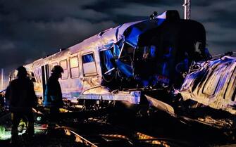 Il treno coinvolto nell''incidente in località Thurio di Corigliano Rossano, Cosenza, 28 novembre 2023. I conducenti di un treno e di un camion sono morti nello scontro tra i due mezzi avvenuto per cause in corso d'accertamento. ANSA / ELVIRA MADRIGANO