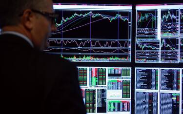 FOTO SIMBOLICHE SU FINANZA, INDICI DI BORSA ANDAMENTO DEI MERCATI, TRADING ALLA BORSA VALORI DI MILANO (MILANO - 2012-10-19, Marco Dona / Fotogramma) p.s. la foto e' utilizzabile nel rispetto del contesto in cui e' stata scattata, e senza intento diffamatorio del decoro delle persone rappresentate