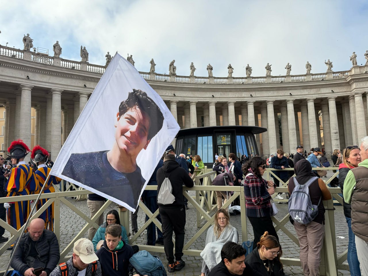 Bandiera con il volto di Carlo Acutis