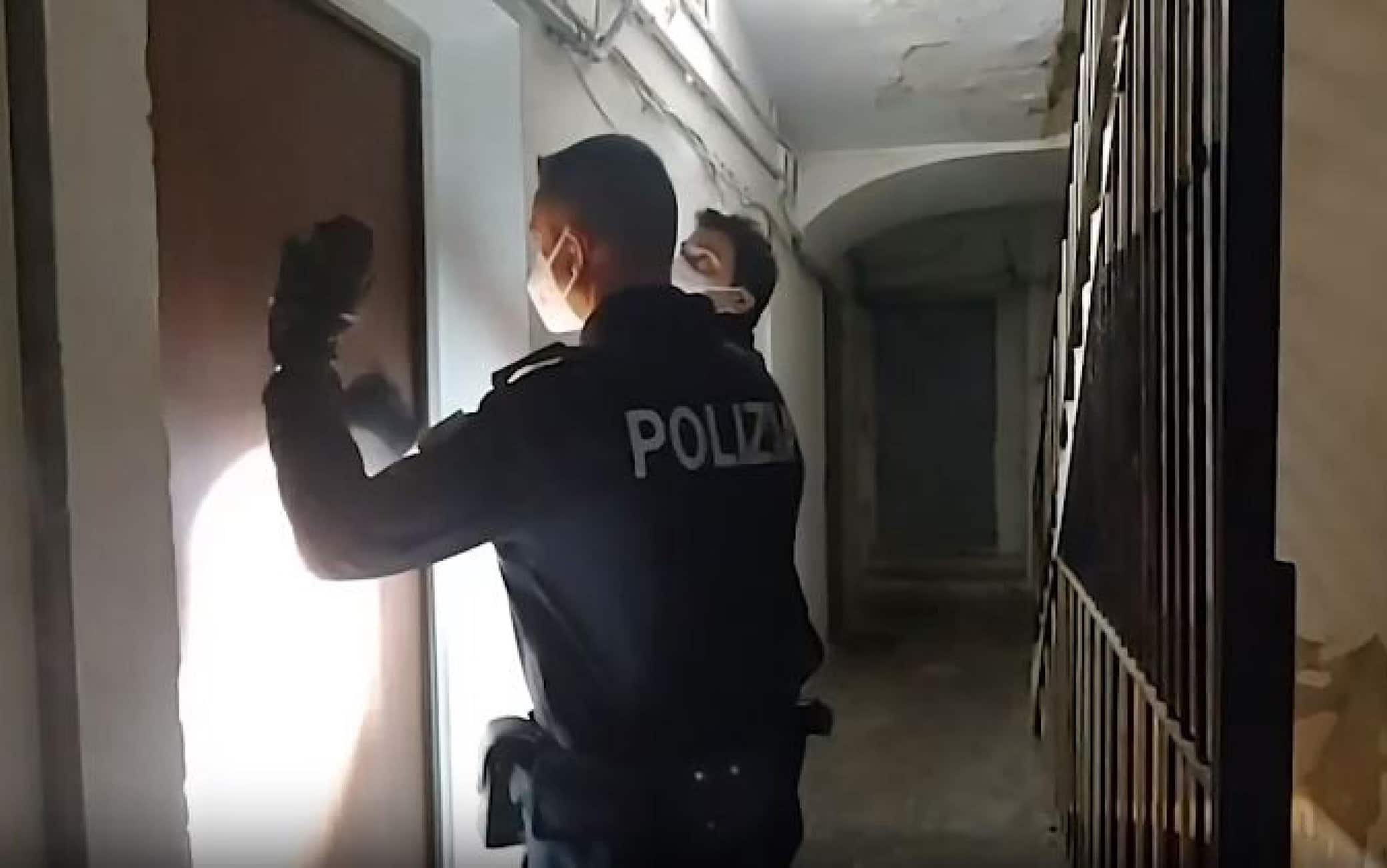 (FERMO IMMAGINE)Sedici misure cautelari, emesse dal Tribunale di Torino, sono state eseguite dalla polizia nei confronti di un gruppo di cittadini nigeriani sospettati di appartenere al sodalizio criminale di stampo mafioso denominato 'Eiye'. Sono accusati, oltre che di associazione per delinquere di stampo mafioso, di rapina, estorsione, lesioni e reati in materia di stupefacenti. Undici delle persone arrestate, durante l'operazione 'Bird man', sono state rintracciate in Italia. Secondo gli inquirenti i provvedimenti cautelari riguarderebbero "personaggi sospettati di rappresentare il vertice del livello nazionale dell'organigramma, direttamente incaricato delle nuove affiliazioni e della gestione dello spaccio di sostanze stupefacenti nelle varie piazze cittadine". Le indagini, avviate nel 2019, hanno consentito, attraverso intercettazioni e pedinamenti, di individuare i vertici nazionali degli 'Eiye', che si tenevano in costante e diretto contatto con i boss operanti in Nigeria. Gli investigatori sono riusciti a ricostruire la struttura dell'organizzazione, di tipo piramidale, che vede al proprio apice un 'World Ibaka', che avrebbe il controllo sulle sezioni locali chiamate 'Zone' e a loro volta guidate da un 'Zona Head'. Sulla piazza torinese, il sodalizio controllava e gestiva il commercio di sostanze stupefacenti in alcune aree, come corso Vigevano e piazza Baldissera, e più genericamente la zona della stazione ferroviaria di "Dora". Per l'operazione sono stati impiegati oltre cento uomini e oltre alla Squadra Mobile di Torino, l'attività ha coinvolto anche gli omologhi uffici delle Questure di Cuneo, Varese, Bergamo e Livorno. 
ANSA/POLIZIA ANSA PROVIDES ACCESS TO THIS HANDOUT PHOTO TO BE USED SOLELY TO ILLUSTRATE NEWS REPORTING OR COMMENTARY ON THE FACTS OR EVENTS DEPICTED IN THIS IMAGE; NO ARCHIVING; NO LICENSING NPK