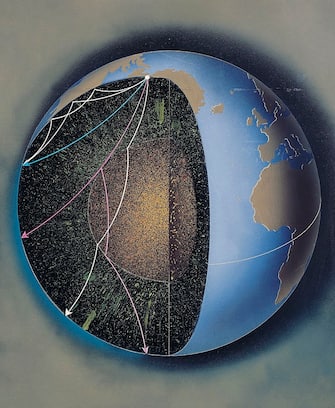 UNSPECIFIED - CIRCA 2003:  Propagation of seismic waves in the Earth's interior. Colour illustration. (Photo by DeAgostini/Getty Images)
