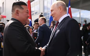 epa10857883 Russian President Vladimir Putin (R) greets North Korean leader Kim Jong Un (L) during a visit to the Vostochny cosmodrome outside of the town of Tsiolkovsky (former Uglegorsk), some 180 km north of Blagoveschensk in Amur region, Russia, 13 September 2023.  EPA/VLADIMIR SMIRNOV/SPUTNIK/KREMLIN POOL MANDATORY CREDIT
