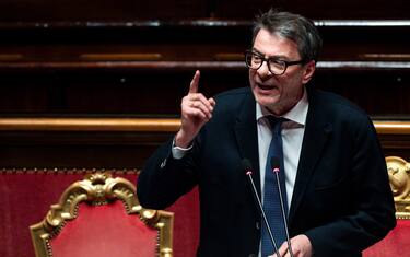 Il ministro dell'Economia Giancarlo Giorgetti in aula al Senato durante la discussione della Manovra Economica per la legge del Bilancio di previsione dello Stato per l’Anno finanziario 2025 e Bilancio Pluriennale per il triennio  2025-2027, Roma, 27 dicembre 2024. ANSA/ANGELO CARCONI