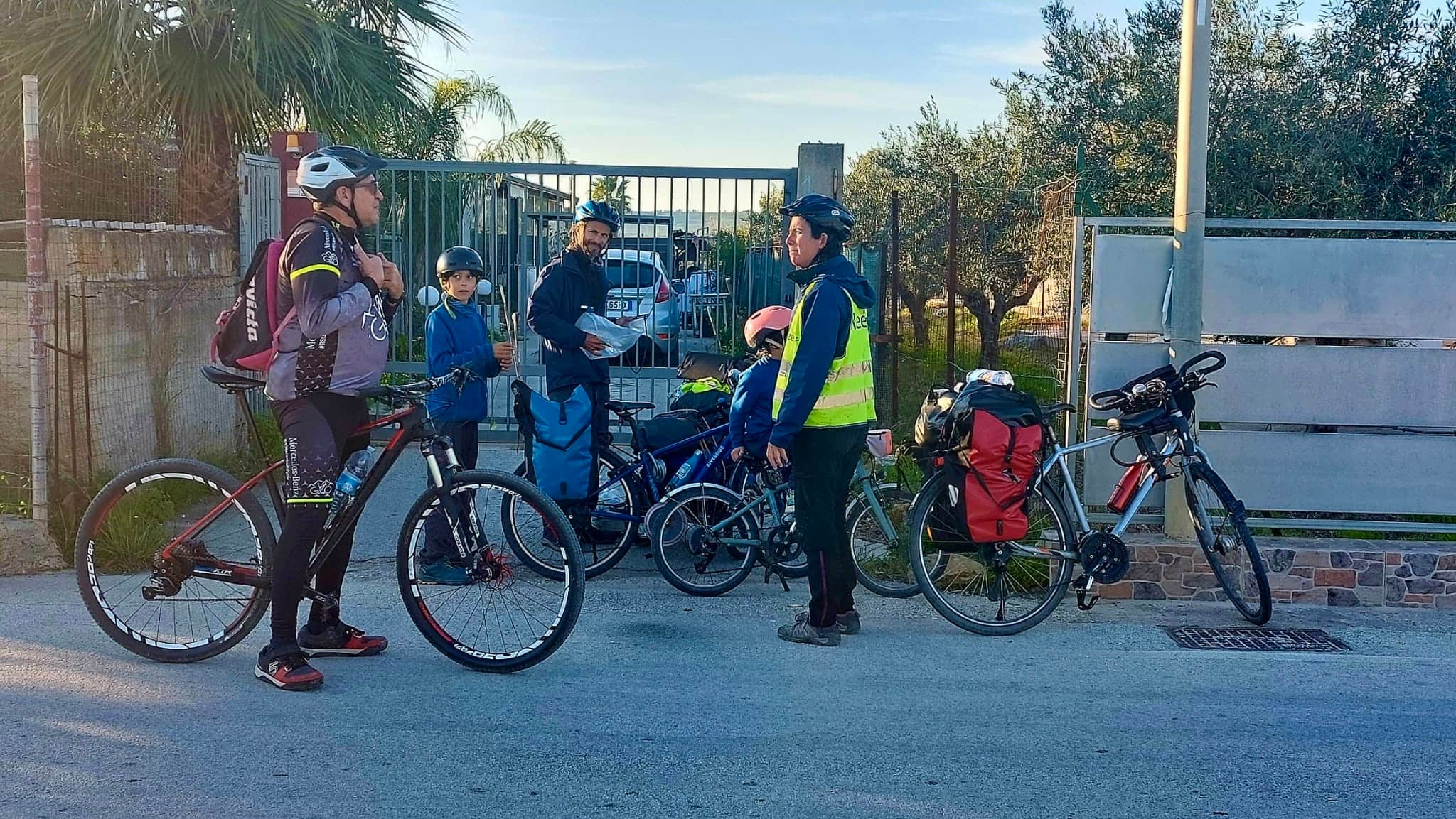 Antoine e Lucie tra Sciacca e Menfi, con il biker e kayater Salvatore Bartoli