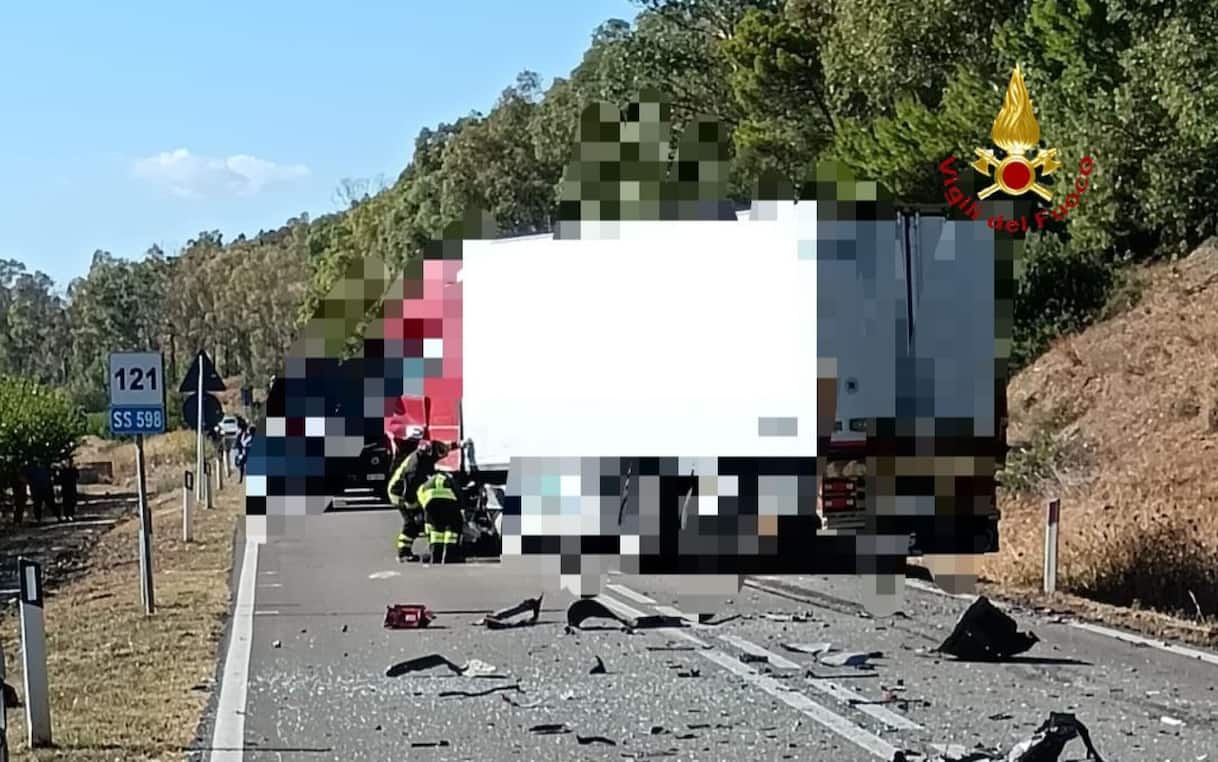 Incidente stradale nel Materano, scontro auto-camion: quattro morti