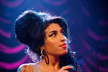 UNITED KINGDOM - MAY 28:  SHEPHERD'S BUSH EMPIRE  Photo of Amy WINEHOUSE, Amy Winehouse performing on stage  (Photo by Chris Christoforou/Redferns)