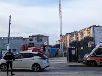 Il luogo in cui si è verificato il crollo in un cantiere a Firenze, in via Mariti, alla periferia della città, 16 febbraio 2024. Avrebbe ceduto un muro di contenimento durante la costruzione di un supermercato. 
ANSA/ LEONARDO ROSELLI