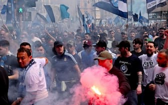 Tifosi in piazza Dante prima della partita Napoli-Salernitana, Napoli, 30 aprile 2023. ANSA 
CIRO FUSCO/