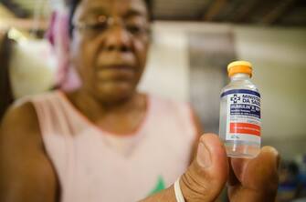 RECIFE, PE - 22.09.2015: A VIDA EM UMA COMUNIDADE RECÉM-FORMADA – A senhora Roseane Generosa, que sofre de diabetes, exibe insulina distribuída pelo SUS. Ela é moradora da comunidade recém-formada em terreno localizado na Avenida Sul, área central do Recife (PE). (Foto: Diego Herculano / Fotoarena)