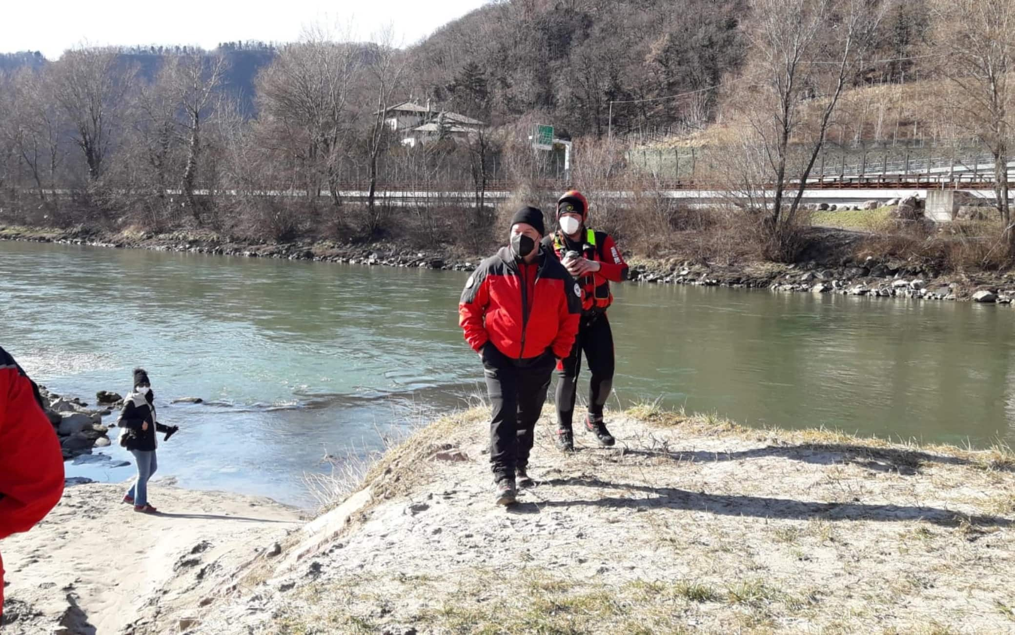 E' iniziata la maxi battuta di ricerca sull'Adige per trovare la salma di Peter Neumair. Il fiume è stato nuovamente abbassato e sul posto si trovano
centinaia di centinaia di persone lungo le rive, come anche sette unità cinofile della polizia tedesca specializzate nella ricerca in acqua. ANSA/US VIGILI DEL FUOCO +++ NO SALES, EDITORIAL USE ONLY ++