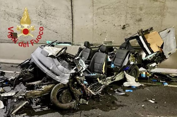 Incidente stradale frontale nel Comasco, due morti e 5 feriti | Sky TG24