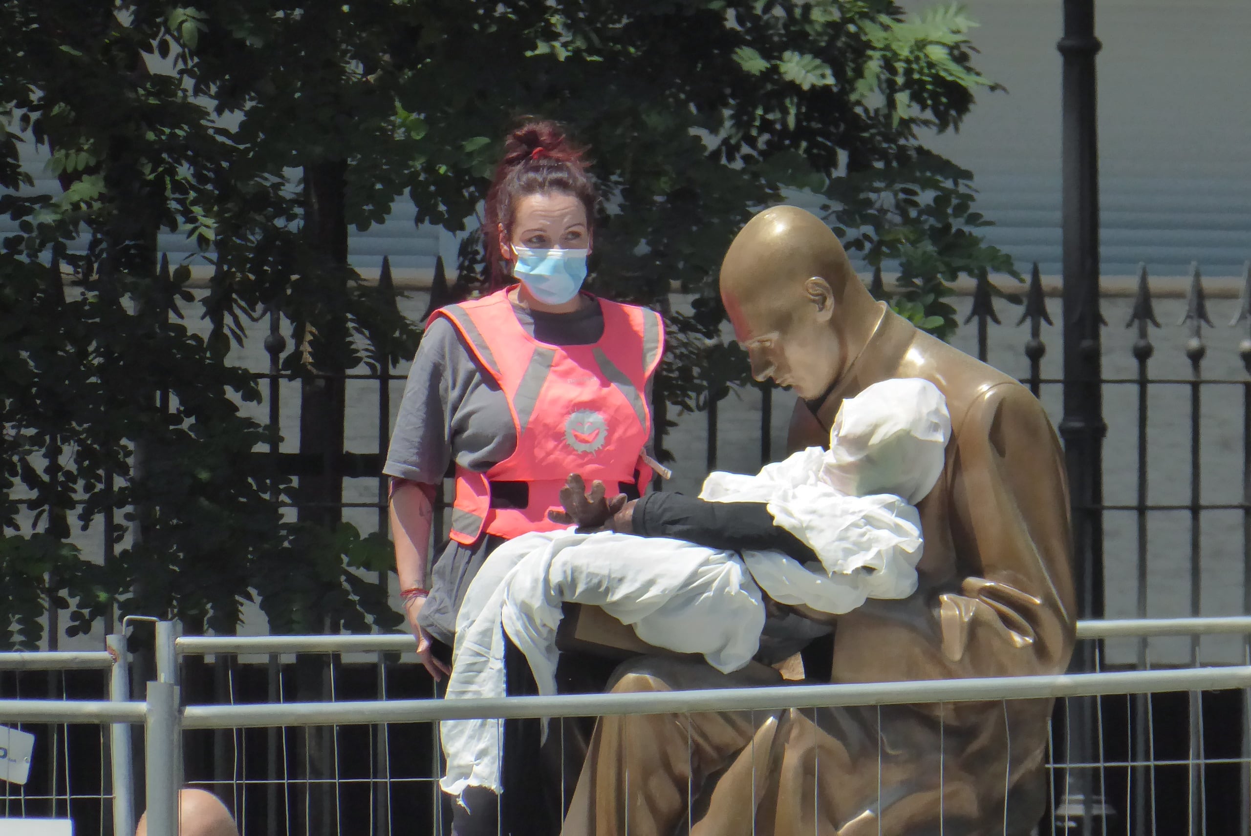 BRLITZ DELL' ARTIVISTA CRISTINA DONATI MEYER QUESTO POMERIGGIO ALLA STATUA DI INDRO MONTANELLI, DEPOSTO IL FANTOCCIO DI UNA BAMBINA TRA LE SUE BRACCIA. INTERVENTO DELLA POLIZA (Alberto Cattaneo/Fotogramma, MILANO - 2020-06-28) p.s. la foto e' utilizzabile nel rispetto del contesto in cui e' stata scattata, e senza intento diffamatorio del decoro delle persone rappresentate